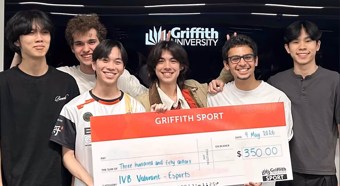 Valorant Div 1 team with Griffith Intervarsity Bowl prize cheque